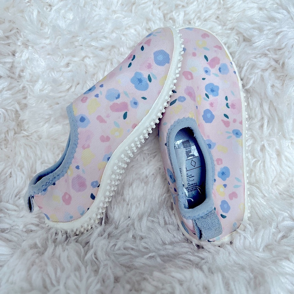 Little girl’s size 8 water shoes by H&M
